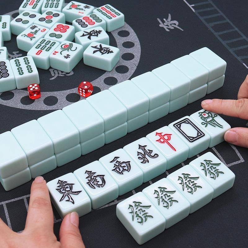 The mahjong mahjong family used to rub their hands in the middle of the first-large blue field-colored aluminium box to bring round-table dice