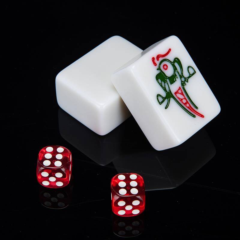 The mahjong mahjong family used to rub their hands in the middle of the first-large blue field-colored aluminium box to bring round-table dice