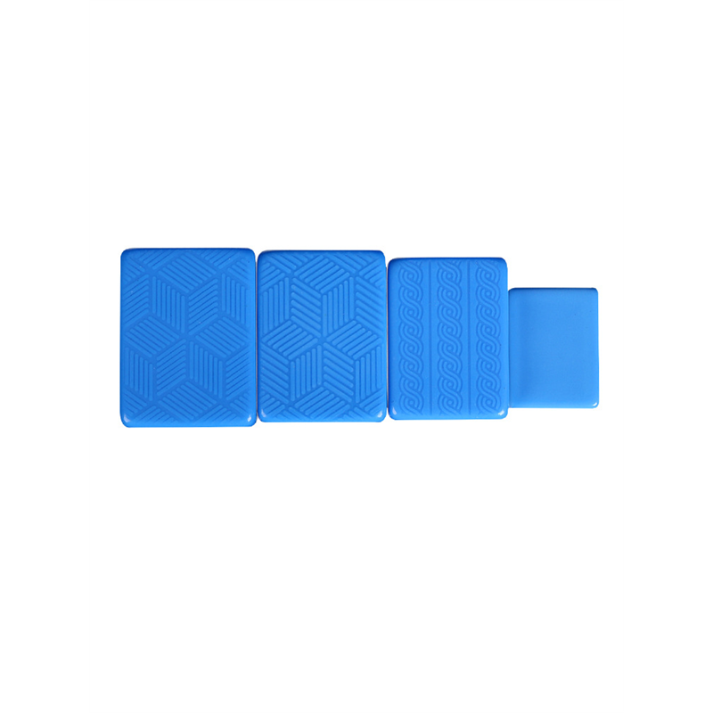 The mahjong family used mahjong mahjong mahjong hand to rub a small, medium and medium-size chess card