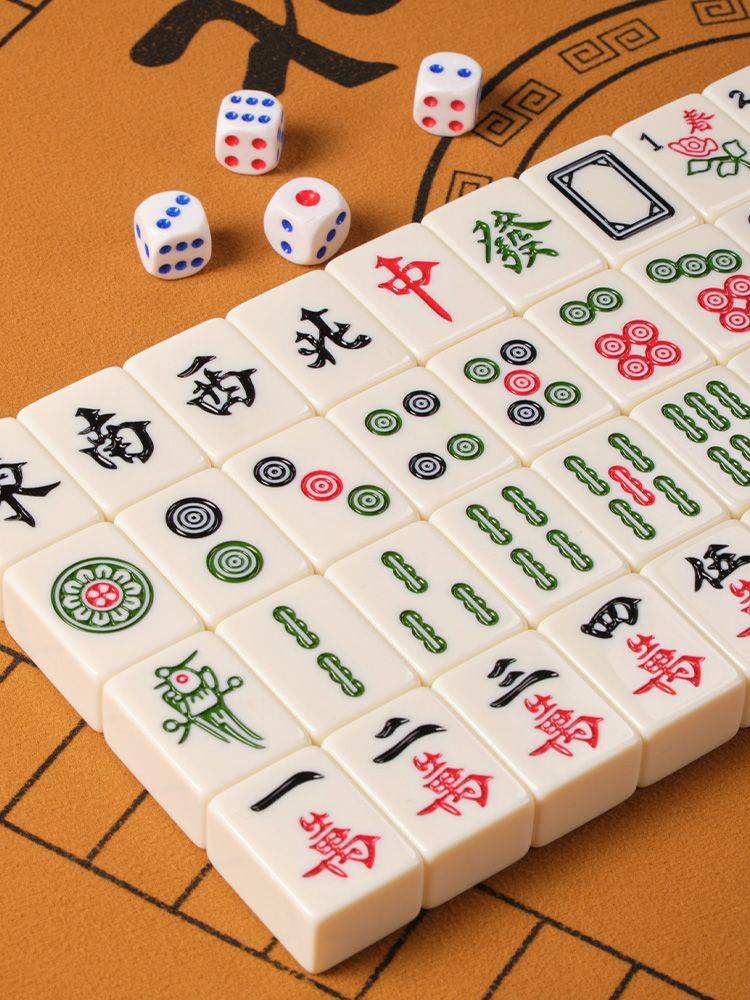 the mahjong family used their hands to rub the small, medium-sized, single, unblemished, 36 mm 40 mm ivory