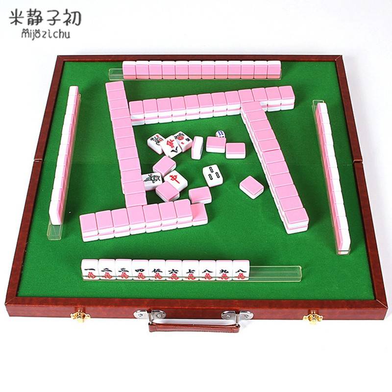 The mini mahjong red mahjong travels outside the house with a hand to rub mahjong cards