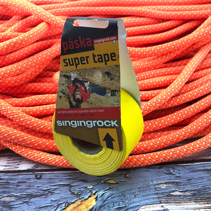 Soloak climbs the rocks with a wide gel and yellow 10 meters