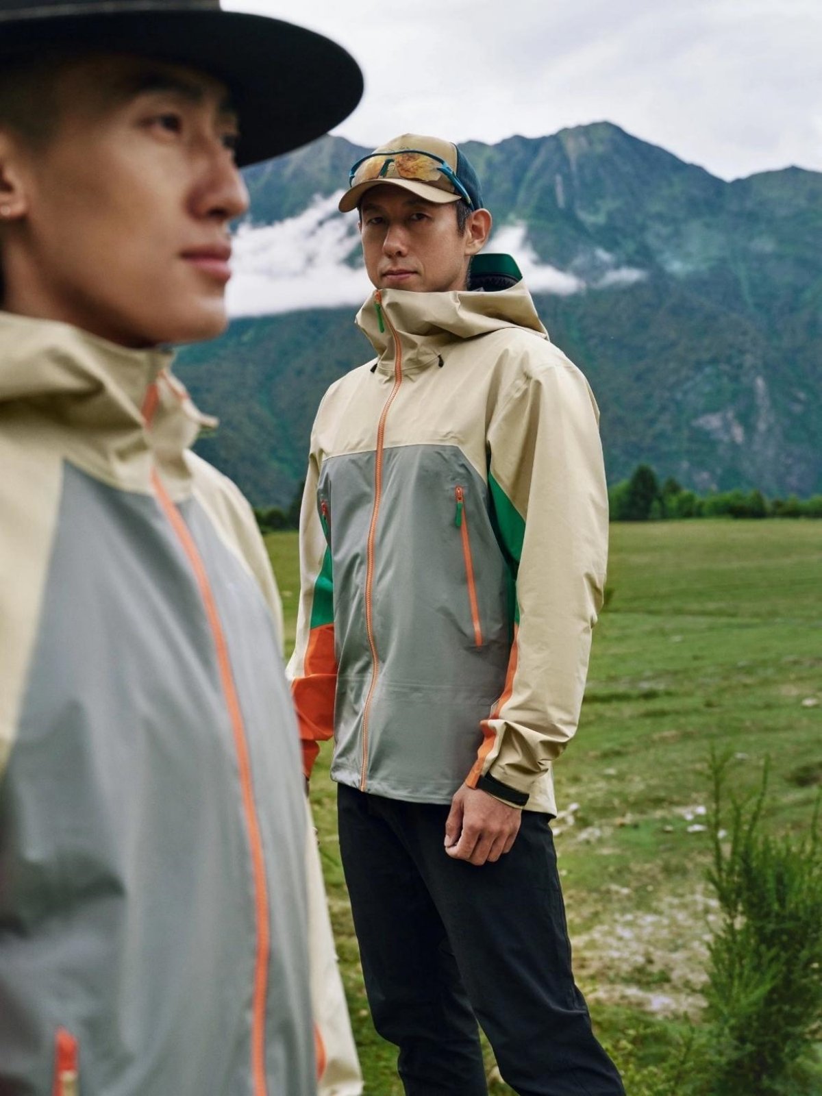 A single-story coat for a man and woman who are outdoor windproof and waterproof