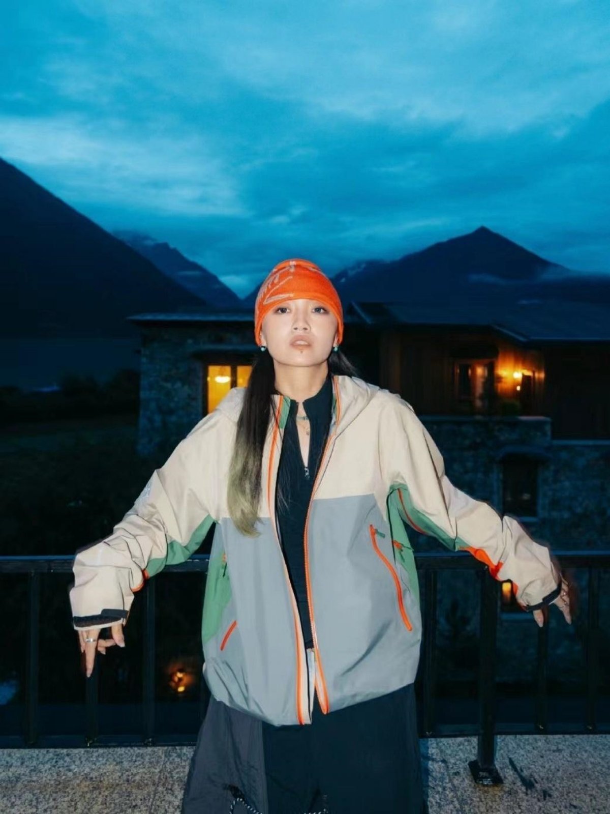 A single-story coat for a man and woman who are outdoor windproof and waterproof