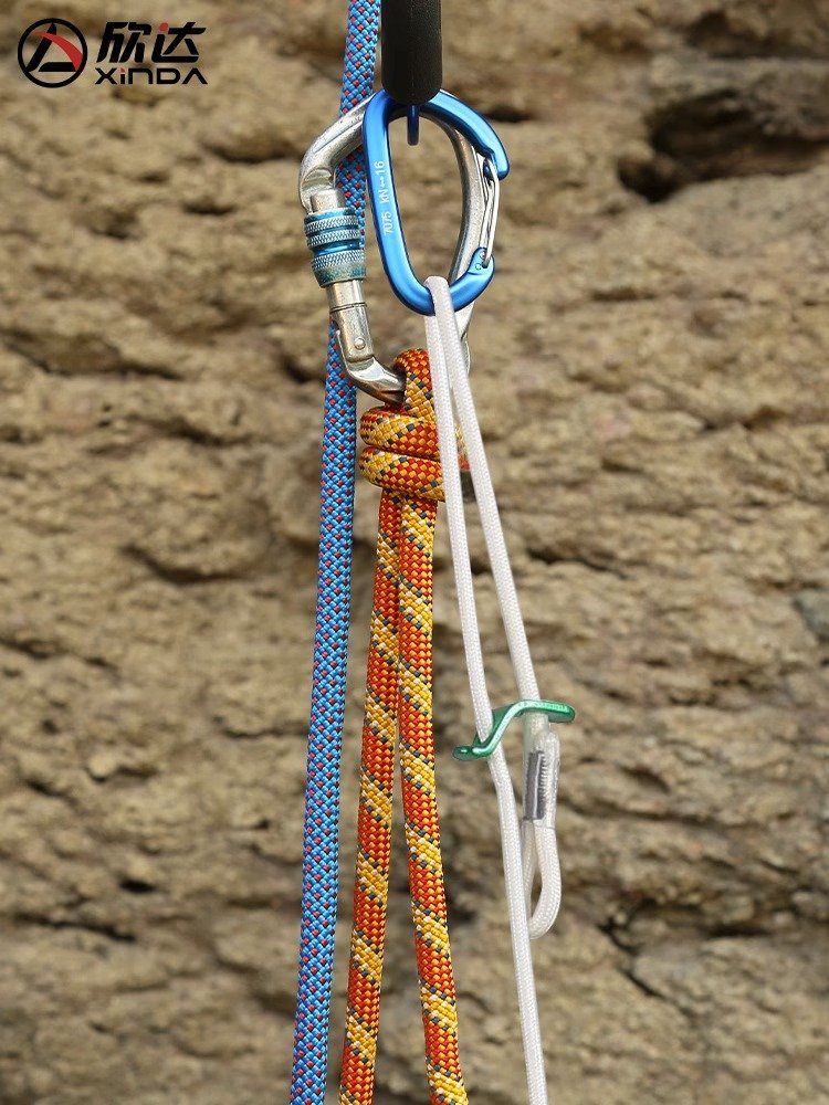 Hinda's pedestal with a lift rope and a climber's foot with an outside climbing equipment