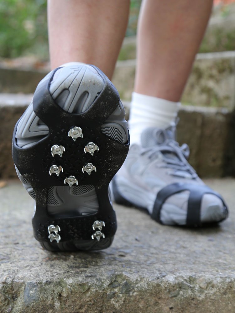 Outdoor skate nails, snowcrackers, snow-covered ice-caps, ice-crawl-and-crawling old man's shoes