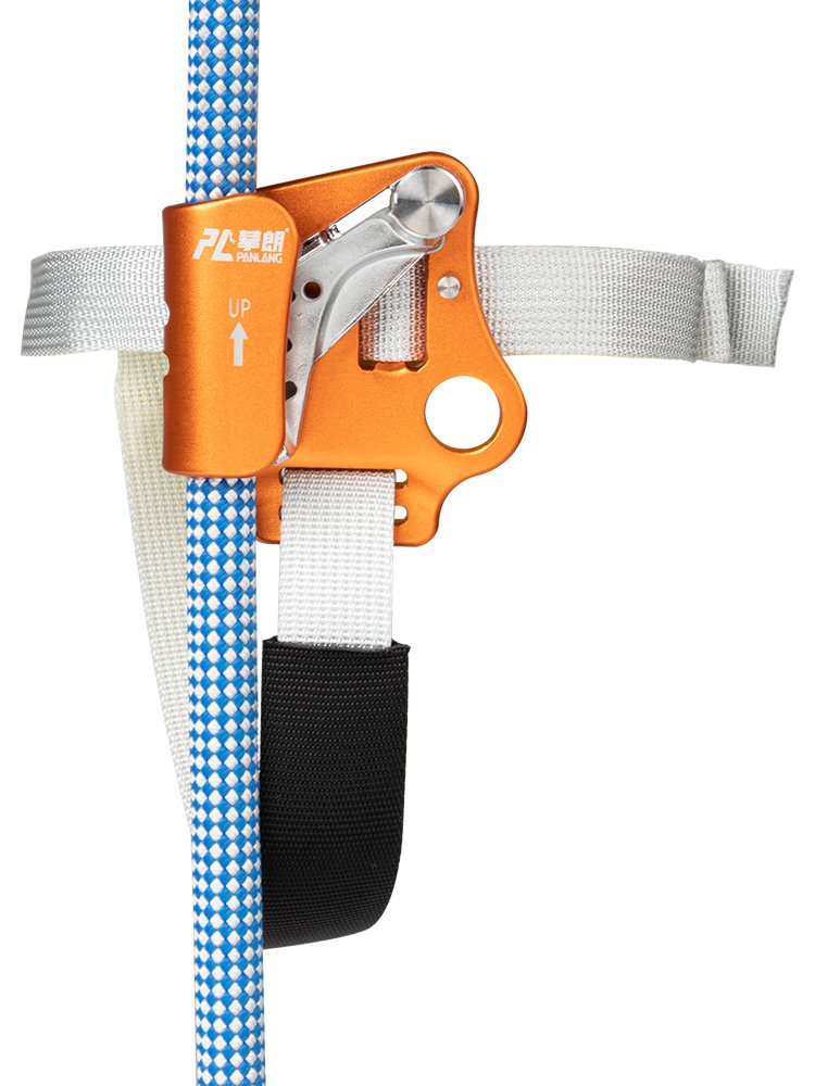 Foot lifters outside the house with high-altitude safety ropes and peddlers