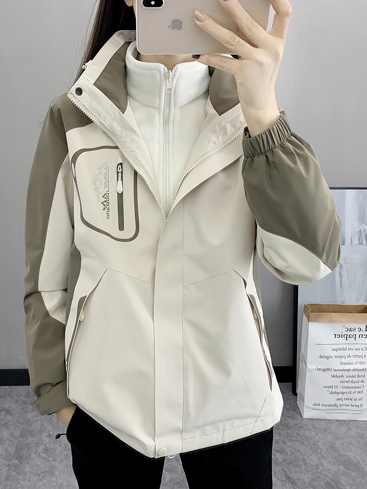 The camel's brand-named T-shirt girl can remove the wind and water-proof ski coat
