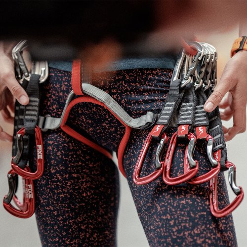 FIXE ROCK CLIMBING FAST-MOUNTED OUTSIDE OF A SPECIALIZED ICE CLIMBING SECURITY TRAINING FACILITY ORION V2