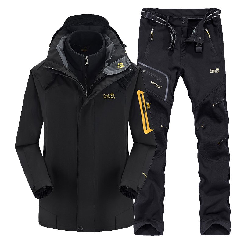 A man and a woman with wolf claws on the outside of Blatt's tweaks and thickness can break down two waterproof mountain uniforms
