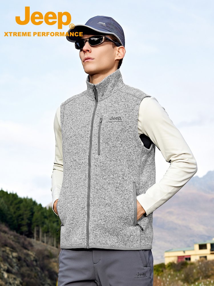 Jeep's new snowflake grabs a velvet vest, and the man is wearing a velvet vest in the wind to keep him warm