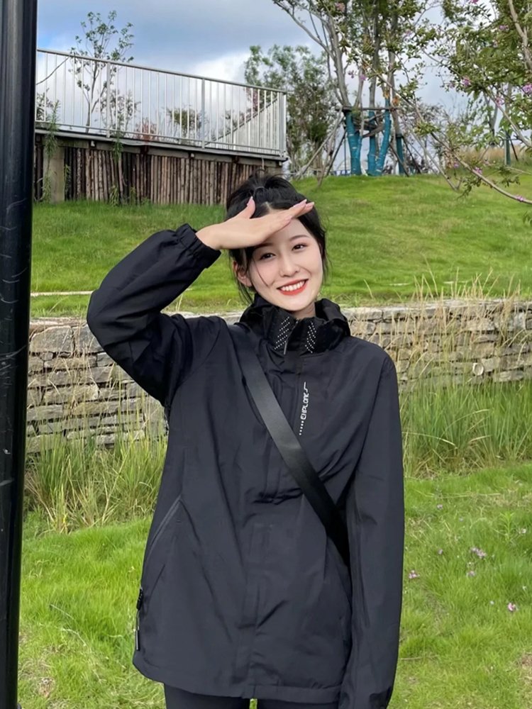 NASA'S JOINT ASSAULT SUIT, MALE AND FEMALE, WENT TO HIDE-AND-SEEK JACKET TO REMOVE THE HAT FROM THE WIND AND WATERPROOF JACKET