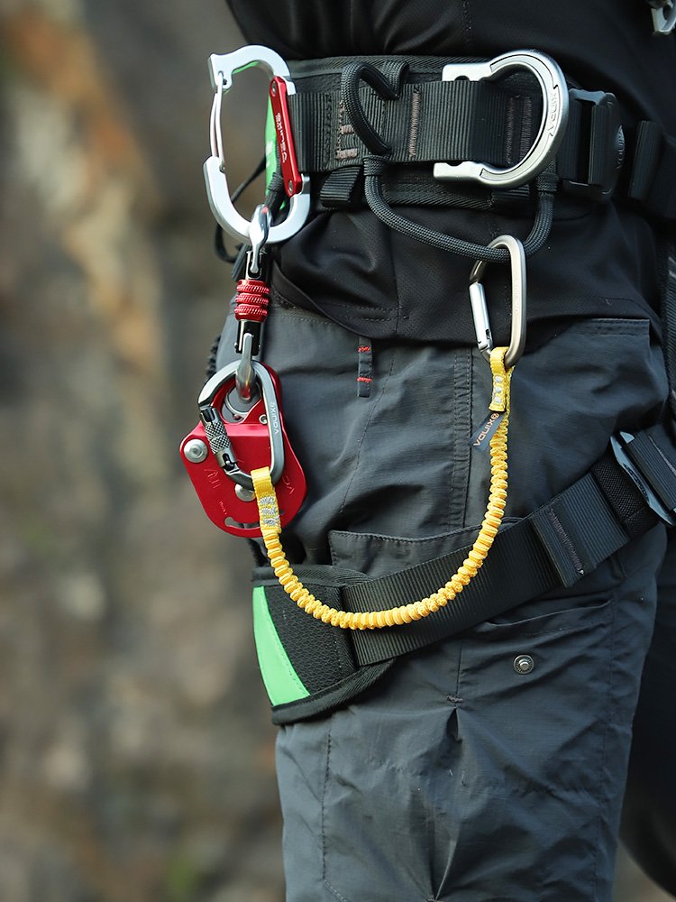 The Hinda climber is equipped with a high-altitude protection against loss of life