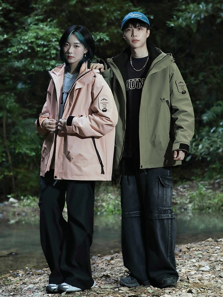 Three men and one woman in an assault suit can remove two coats of velvet and windproof clothes for the autumn and winter