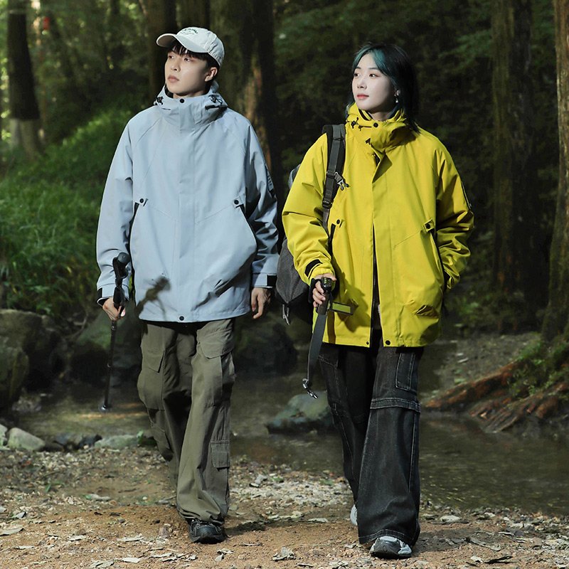Three times a man and a woman in an outdoor assault suit can take off a warm winter and wind and mountain warmer