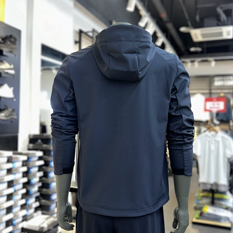 Flow-and-float hood jacket for the new private walker in autumn and winter 2024