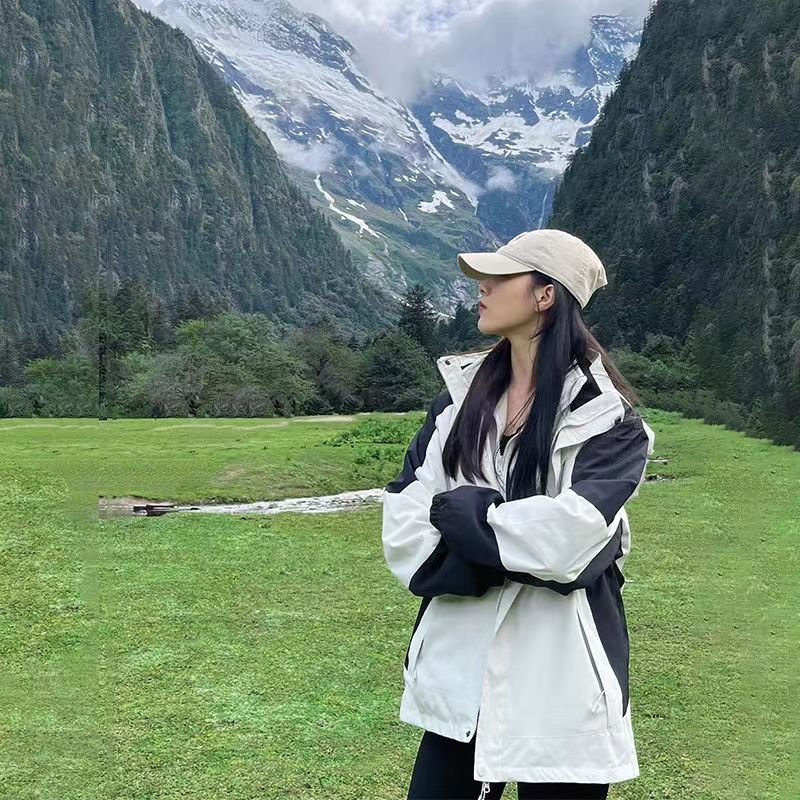 Three coats for men and women outside the house, 2024 new windproof and waterproof mountain clothes