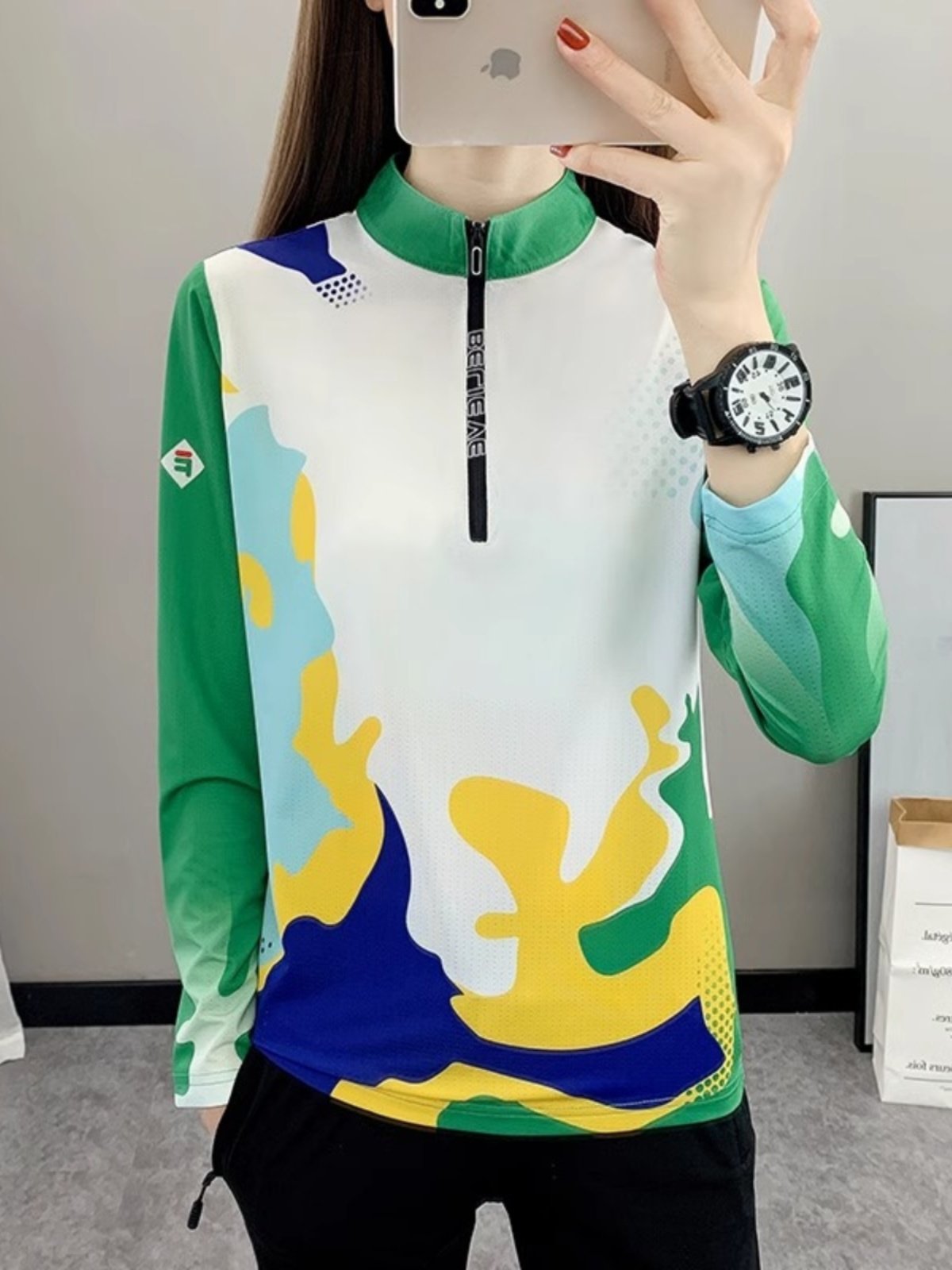 the t-shirt for a woman with a long-sleeved air