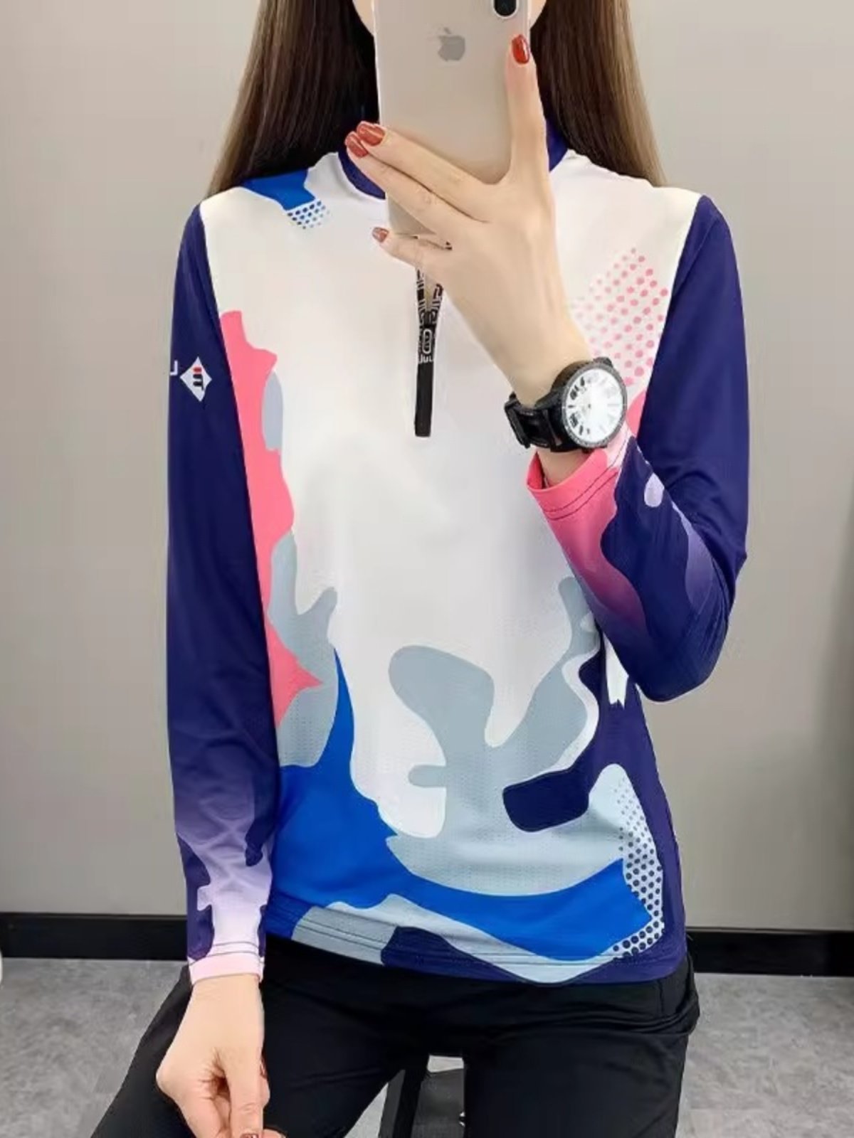 the t-shirt for a woman with a long-sleeved air
