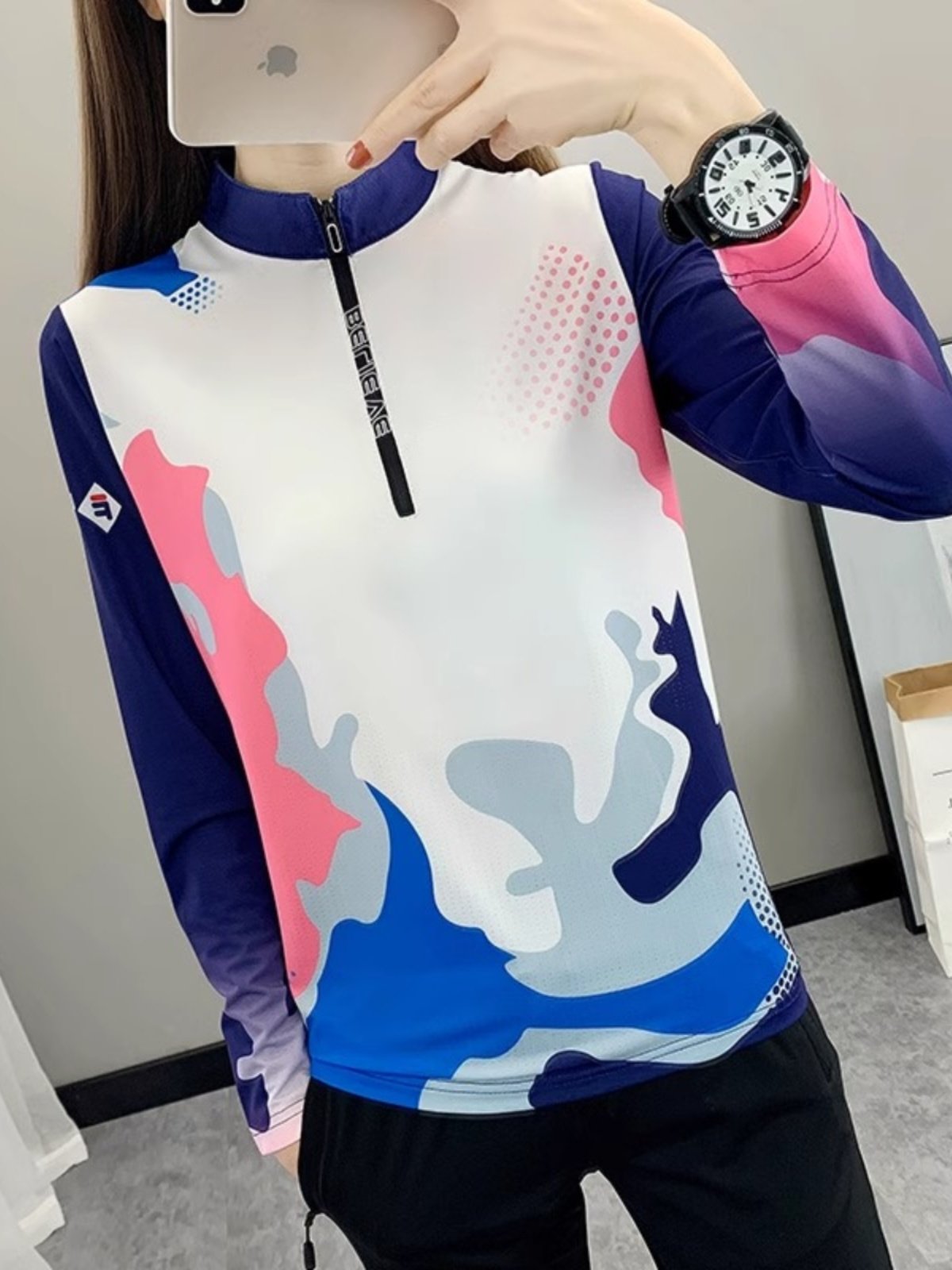 the t-shirt for a woman with a long-sleeved air