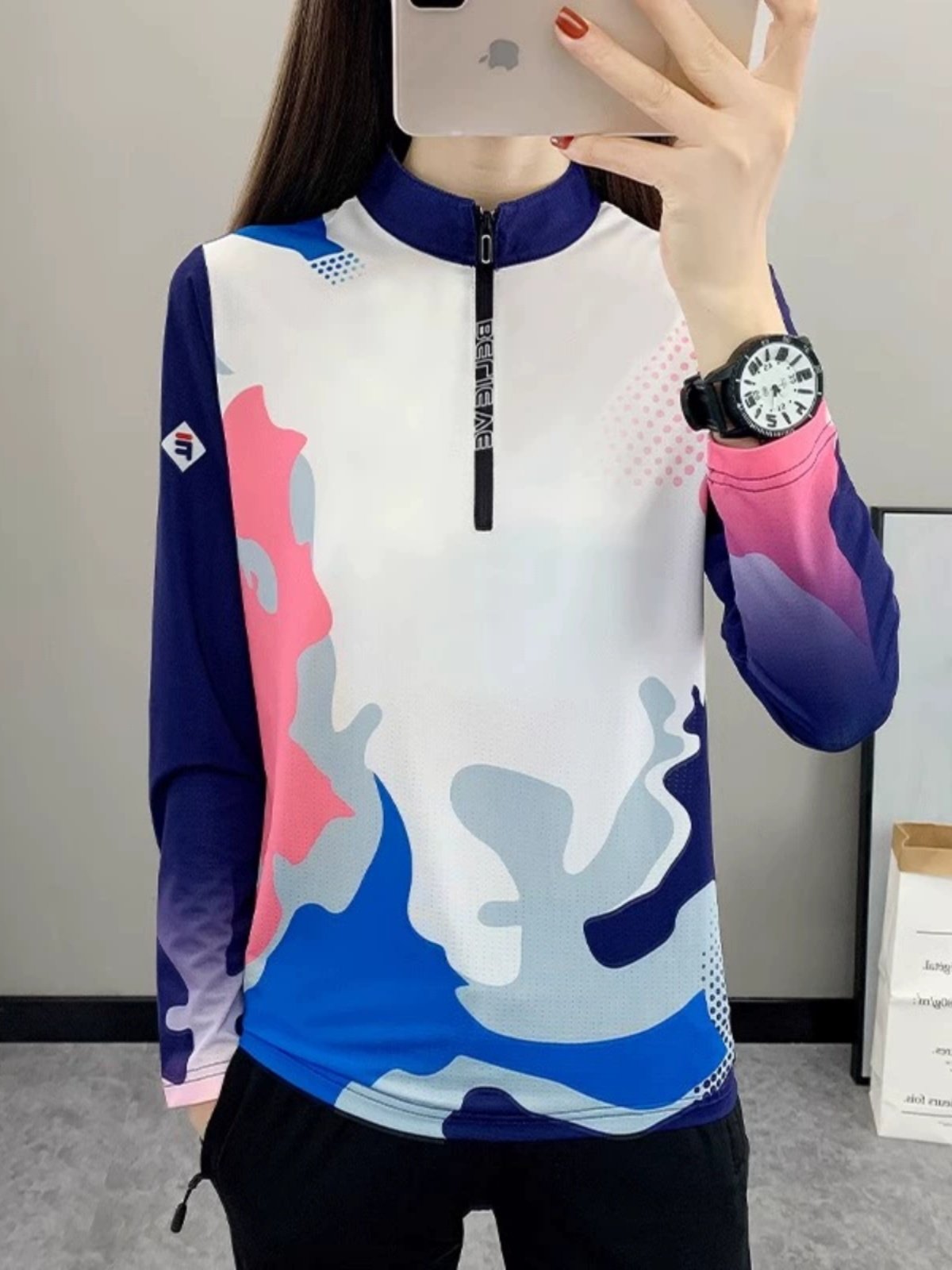 the t-shirt for a woman with a long-sleeved air