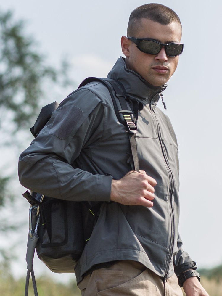 The outdoor soft-shell-cracker man, Spring and Fall, a water-proof sports and leisure warmer and velvet uphill coat