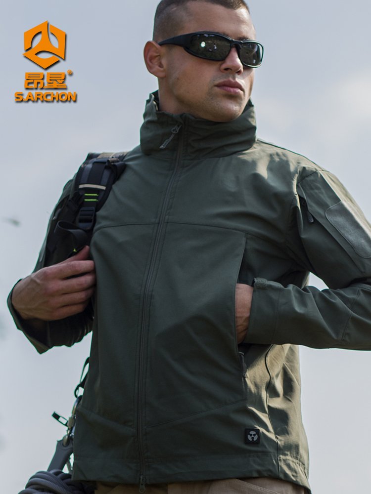 The outdoor soft-shell-cracker man, Spring and Fall, a water-proof sports and leisure warmer and velvet uphill coat