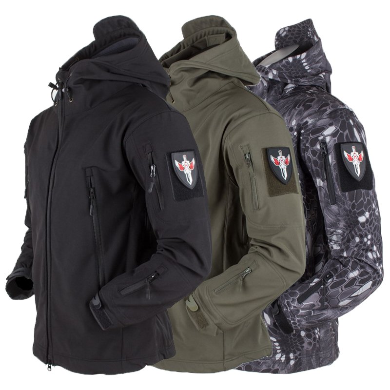 In the autumn and winter, the men and women in the shark skins and husks were triangulated in a tactical windproof jacket