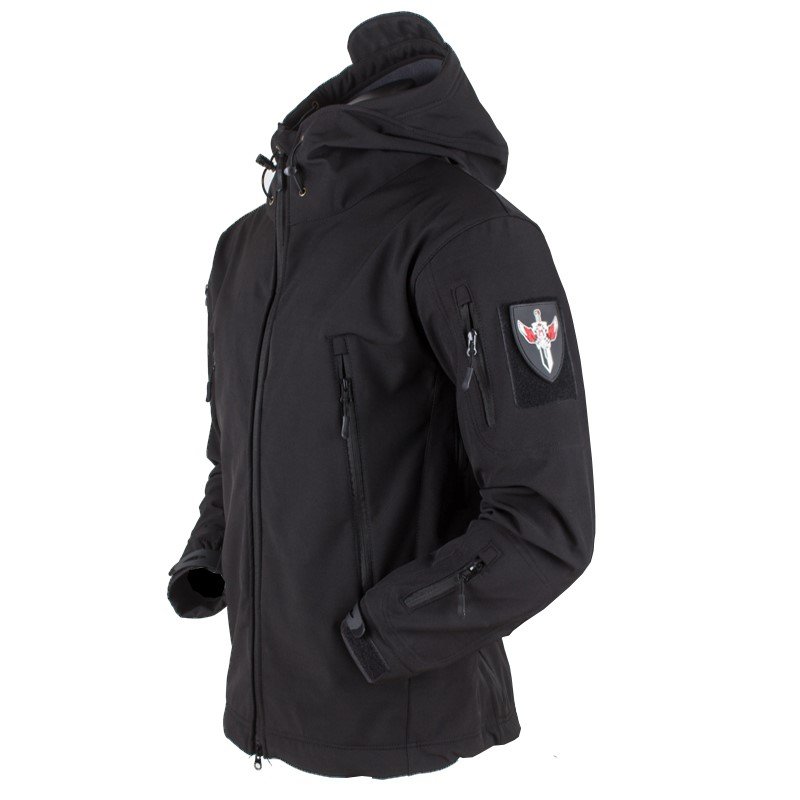 In the autumn and winter, the men and women in the shark skins and husks were triangulated in a tactical windproof jacket
