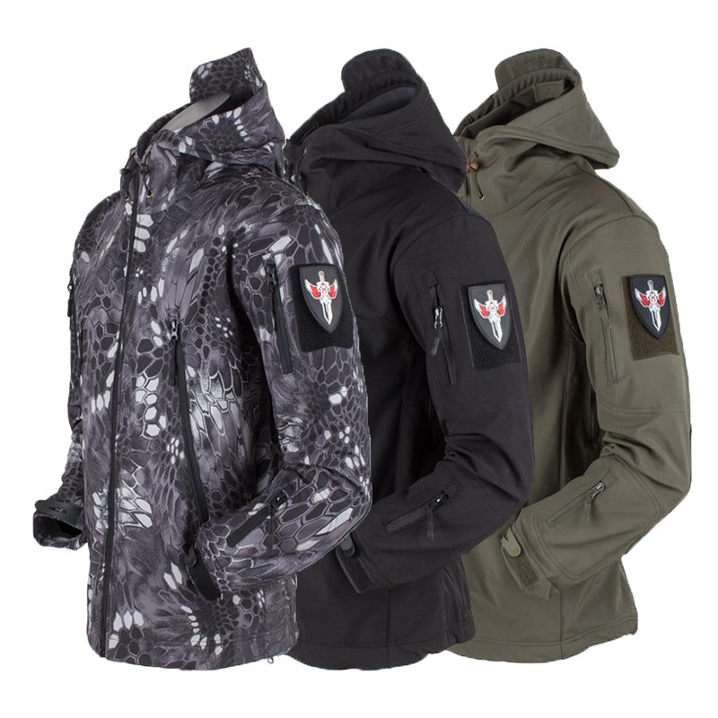 In the autumn and winter, the men and women in the shark skins and husks were triangulated in a tactical windproof jacket