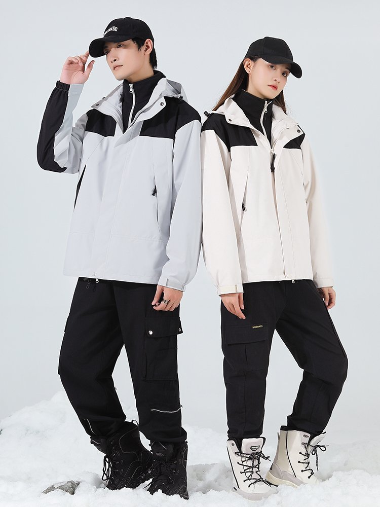 In autumn winter, three men and one woman can remove two coats with thick windproof and waterproof mountain-lifting suits