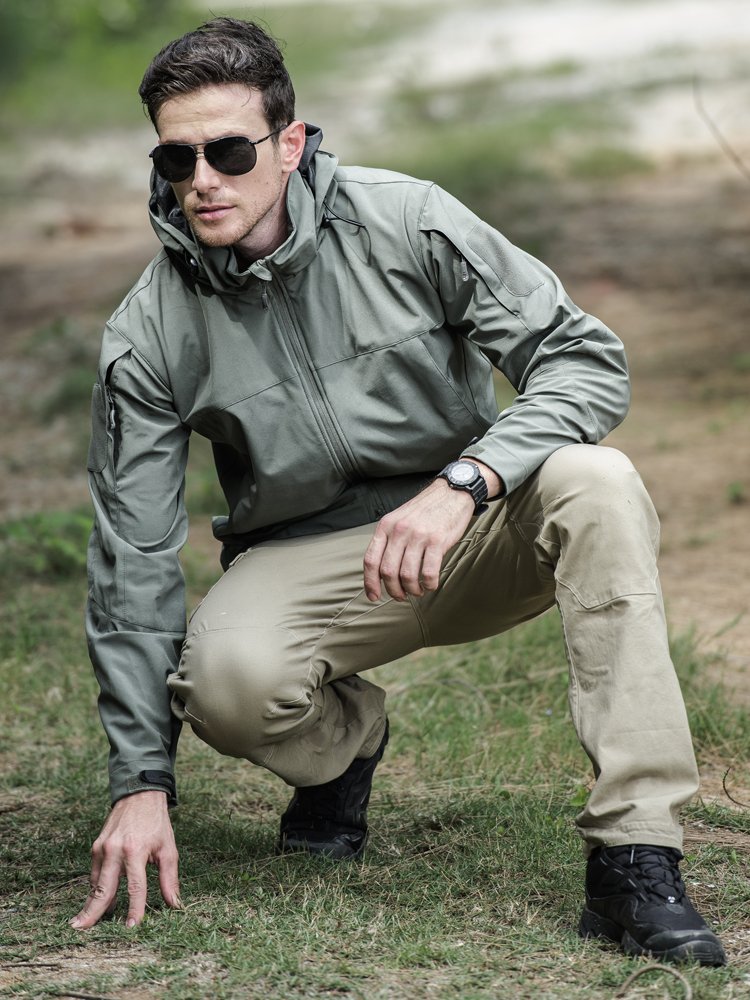 The man in the exterior assault suit, wind and water-proof, one-story, soft-skinned coat, velvet and thick mountain-lifting