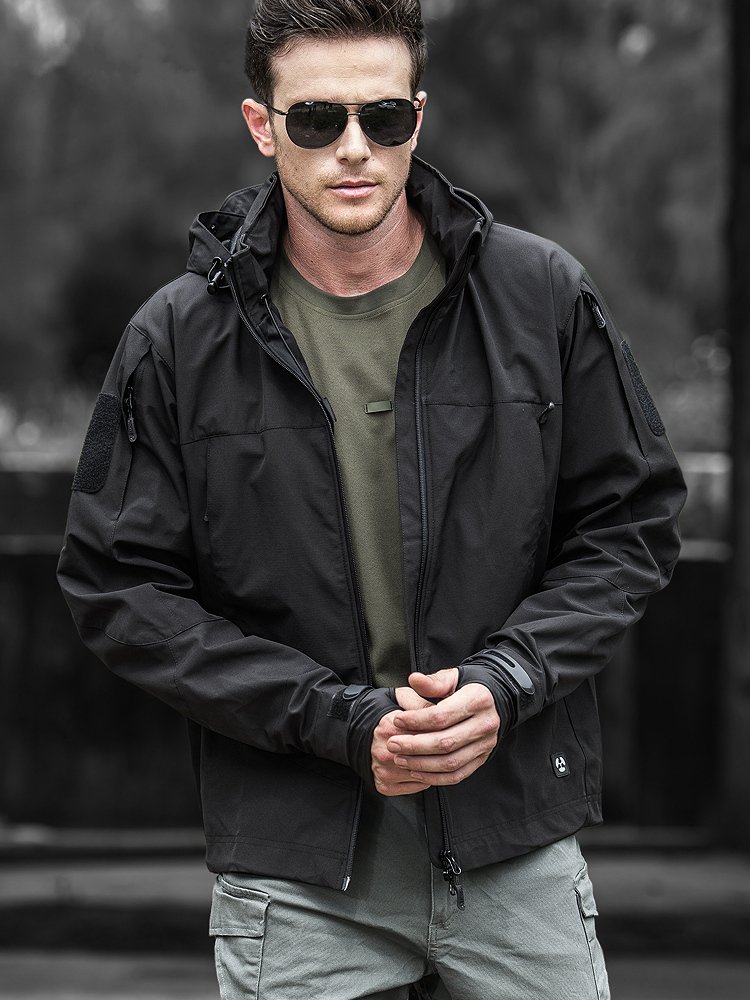 The man in the exterior assault suit, wind and water-proof, one-story, soft-skinned coat, velvet and thick mountain-lifting