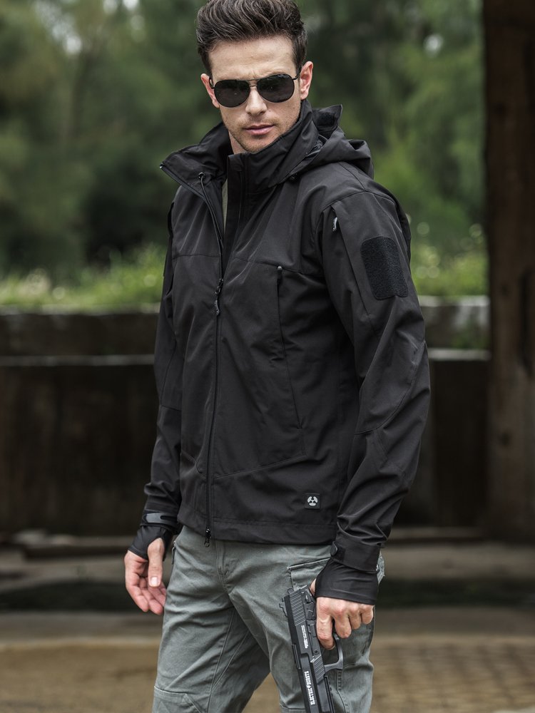 The man in the exterior assault suit, wind and water-proof, one-story, soft-skinned coat, velvet and thick mountain-lifting