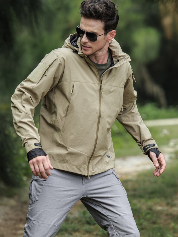 The man in the exterior assault suit, wind and water-proof, one-story, soft-skinned coat, velvet and thick mountain-lifting