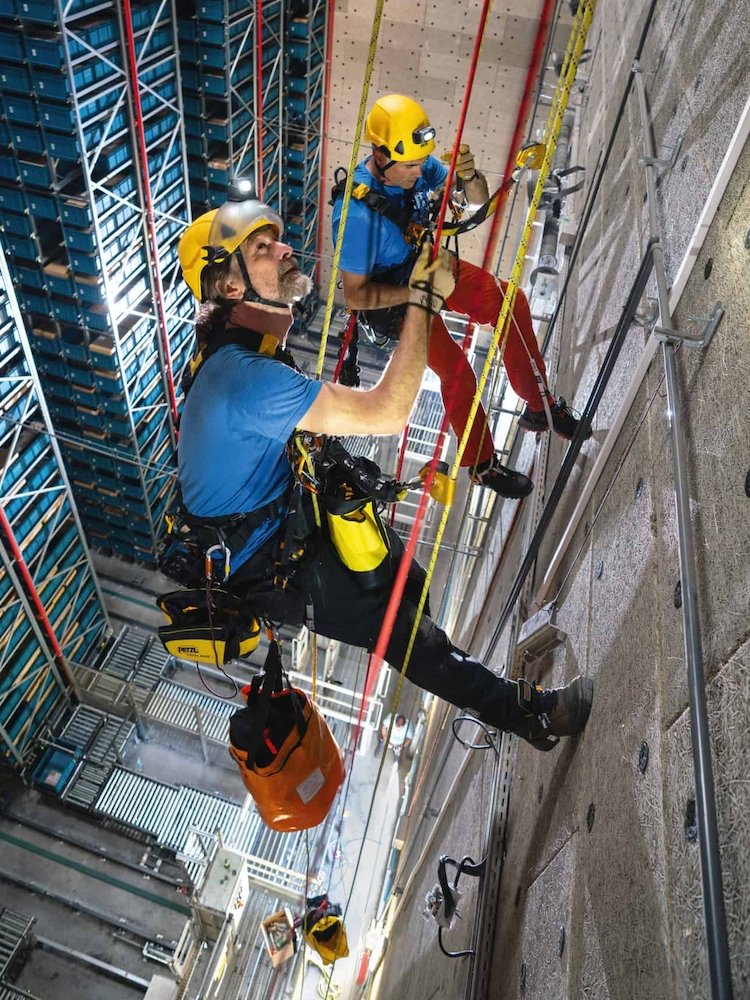 Climbing Petzl's chest up with a handleless hand-lifter