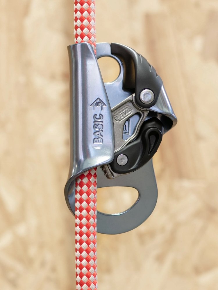 Climbing Petzl's chest up with a handleless hand-lifter