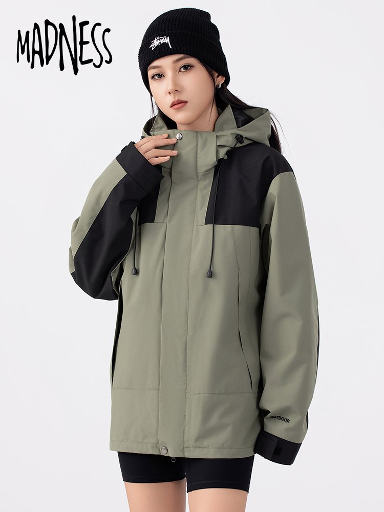 MADNESS HILLS IS AN OUTDOOR U.S.-TYPE ASSAULT SUIT WITH A THREE-AND-A-HALF PAIR OF MEN AND WOMEN WHO CAN REMOVE A WATERPROOF MOUNTAIN COAT