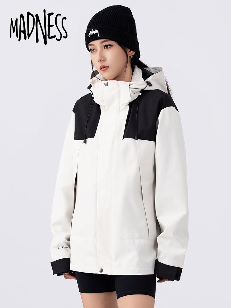 MADNESS HILLS IS AN OUTDOOR U.S.-TYPE ASSAULT SUIT WITH A THREE-AND-A-HALF PAIR OF MEN AND WOMEN WHO CAN REMOVE A WATERPROOF MOUNTAIN COAT