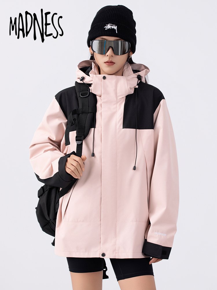 MADNESS HILLS IS AN OUTDOOR U.S.-TYPE ASSAULT SUIT WITH A THREE-AND-A-HALF PAIR OF MEN AND WOMEN WHO CAN REMOVE A WATERPROOF MOUNTAIN COAT