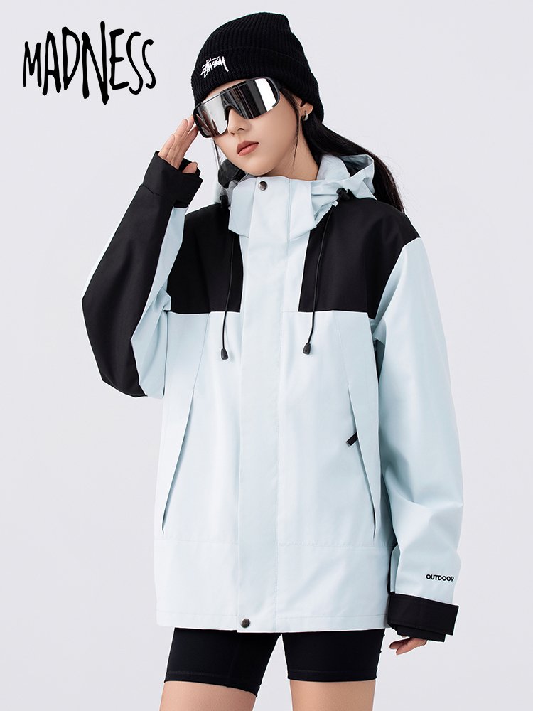 MADNESS HILLS IS AN OUTDOOR U.S.-TYPE ASSAULT SUIT WITH A THREE-AND-A-HALF PAIR OF MEN AND WOMEN WHO CAN REMOVE A WATERPROOF MOUNTAIN COAT