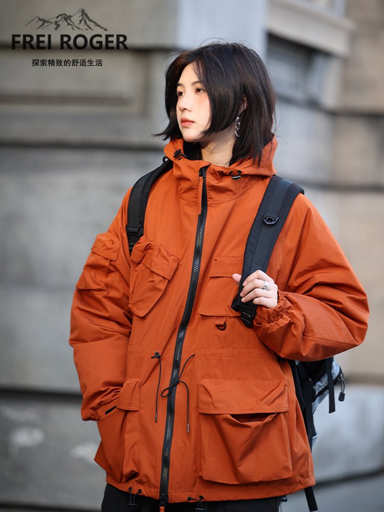 Frei Roger, a man and a woman in an outdoor assault suit, came up to the mountains and hid their coats in winter