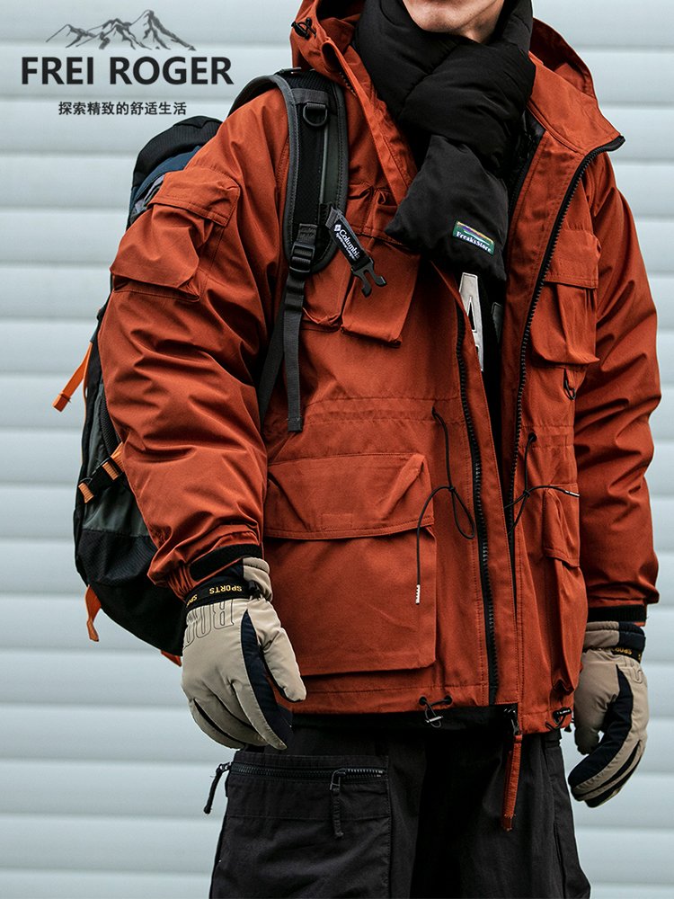 Frei Roger, a man and a woman in an outdoor assault suit, came up to the mountains and hid their coats in winter