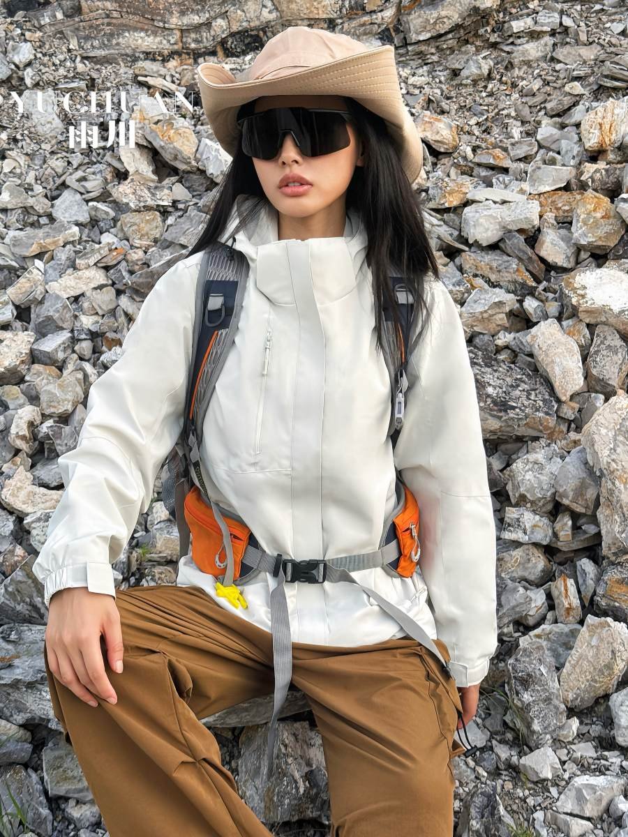 Three times a T-shirt in the Outer Hills will remove two sets of wind-proof, water-proof, winter-up jackets
