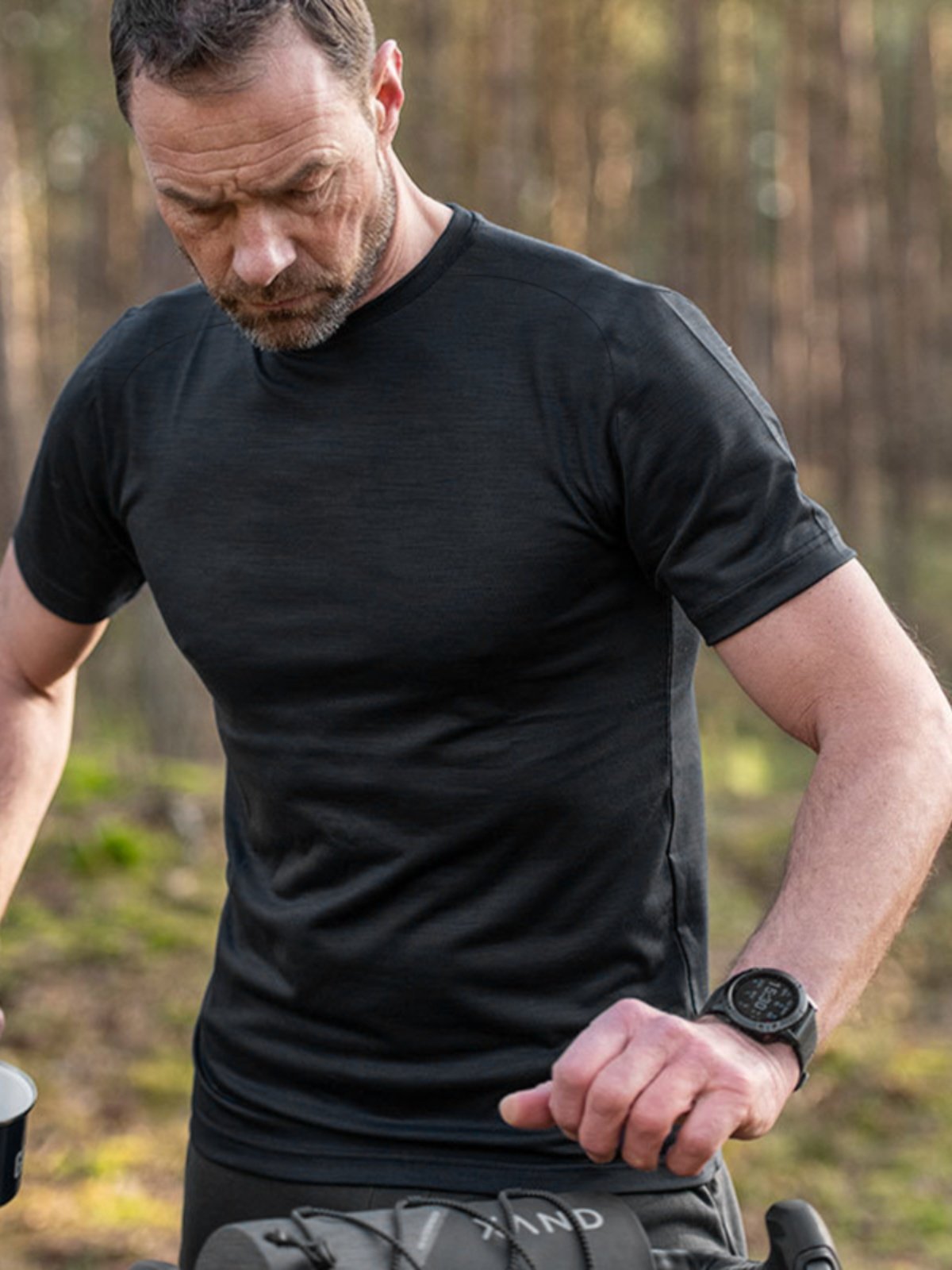 THE OUTDOOR MAN, WHO WAS COLD IN THE SPRING AND SUMMER, CAME UP WITH A BEAUTIFUL T-SHIRT WITH A RED-SWEET T-SHIRT