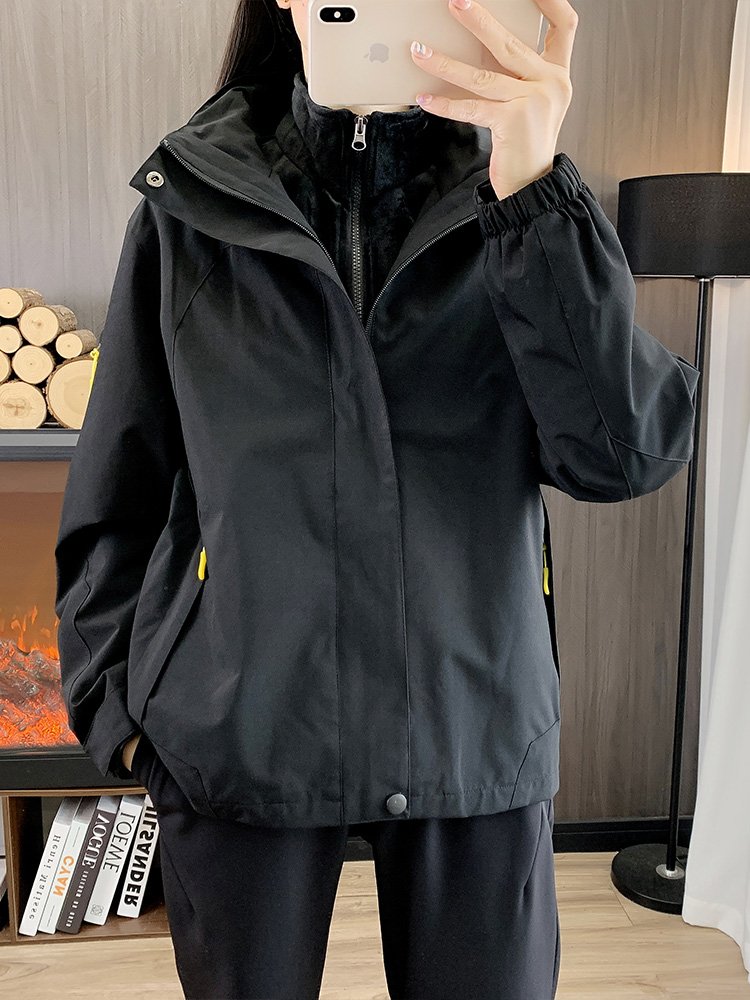 OUTDOOR'S MEN AND WOMEN ARE THE SAME MEN AND WOMEN IN THE AUTUMN WINTER COUPLE'S JACKETS FOR A HIKE TO TIBET