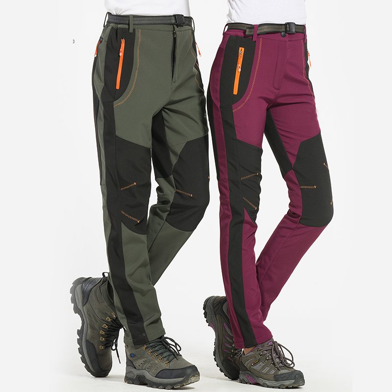 During the winter, men and women who went out to hide their tweezers with a thick wind and waterproof hiking and skiing