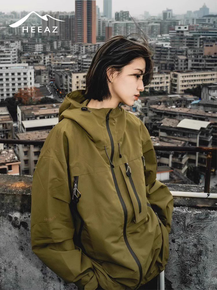 FRENCH HYENACETIC AUTUMN WITH A THICK WINDPROOF WATERPROOFING JACKET AND AN OUTDOOR SCRAMBLING