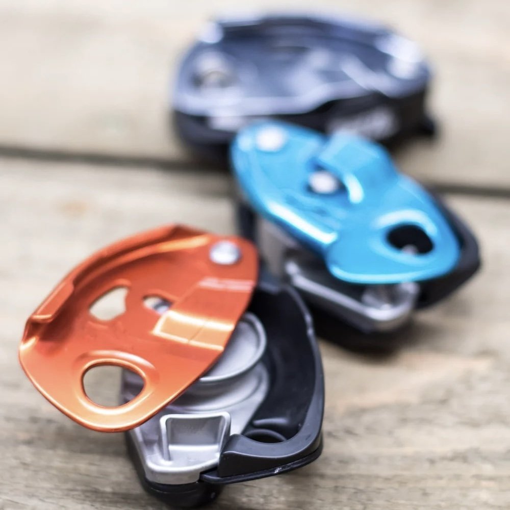 Petzl climbs the grigri climber Neox turtle + droper with ATC speed-down gear to climb the ice