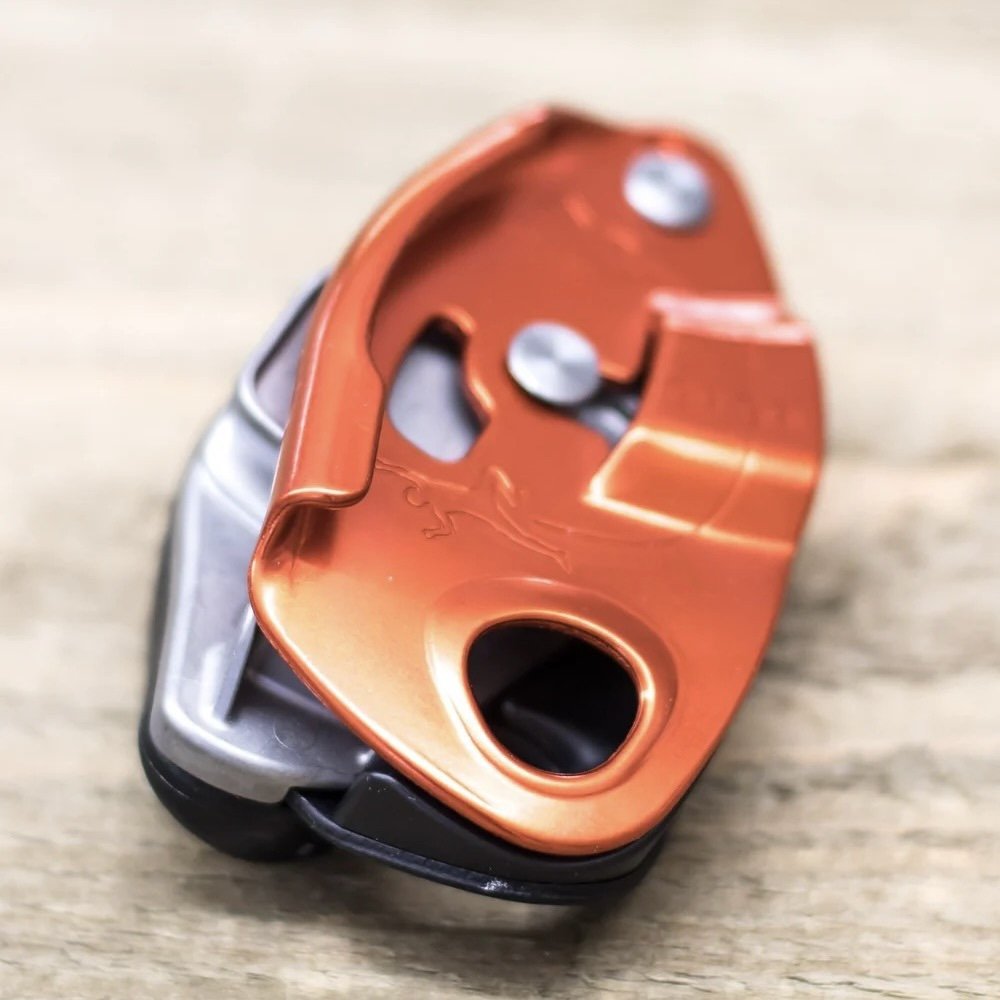Petzl climbs the grigri climber Neox turtle + droper with ATC speed-down gear to climb the ice